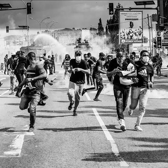 5 Iconic Photos Of Brave Male Protesters At The #EndSARS Movement.