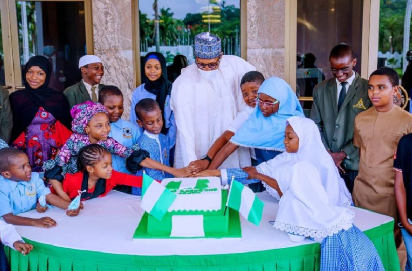 President Buhari celebrates Children’s day in the Statehouse  (Photo Story)