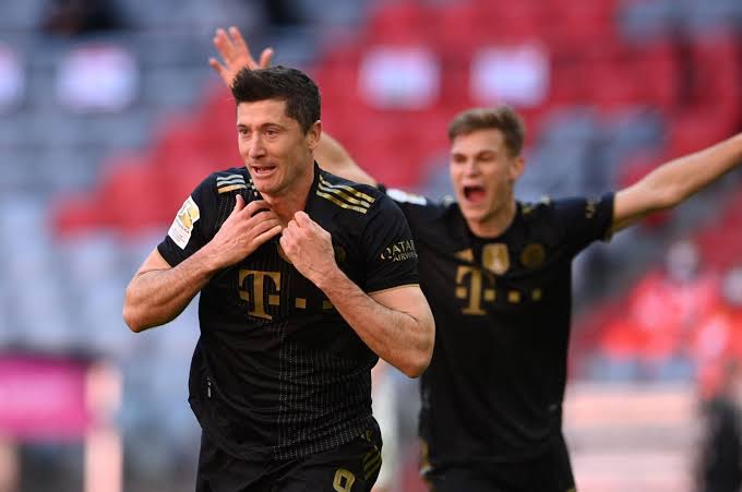 Lewandowski Breaks Bundesliga Goal Scoring Record for a Season