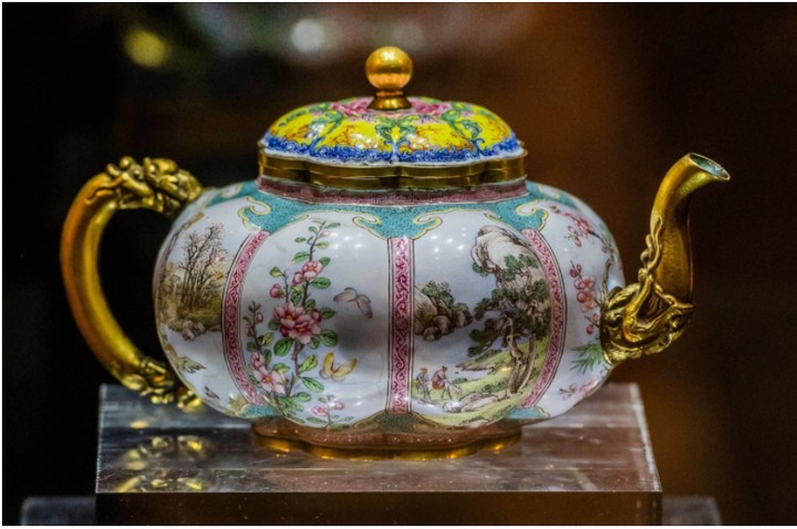 18th Century Teapot Used By Chinese Emperor Sold Over £2 Million At Auction (Pix)