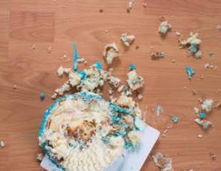 Lady Smashes Her Birthday Cake In Anger