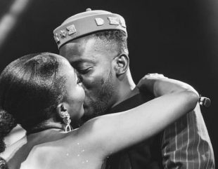 Adekunle Gold poses as a “superfan” to surprise his wife, Simi, with a cake on Nigerian Idol Live Show, Fans react (video)