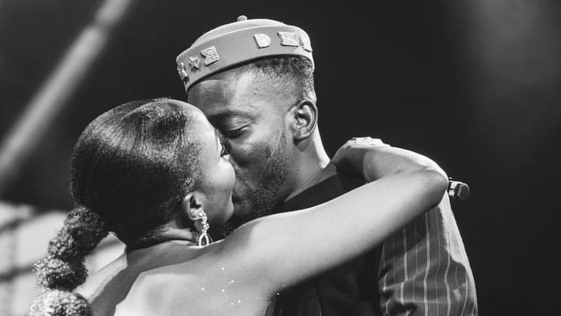 Adekunle Gold poses as a “superfan” to surprise his wife, Simi, with a cake on Nigerian Idol Live Show, Fans react (video)