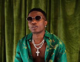 “She tell me say don dey show off”- Netizens reacts as Wizkid discloses receiving  million