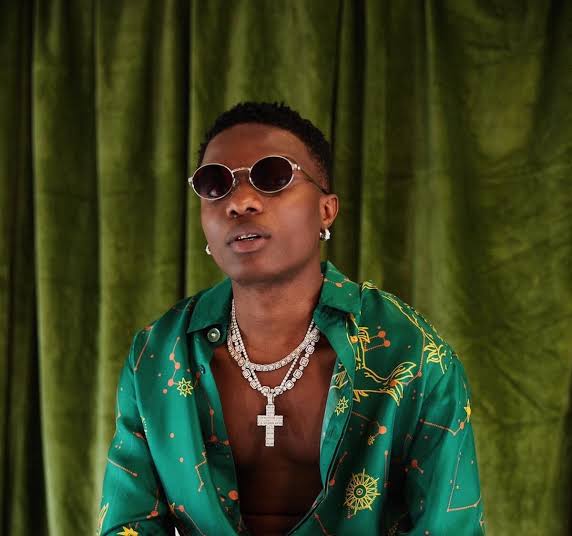 “She tell me say don dey show off”- Netizens reacts as Wizkid discloses receiving  million