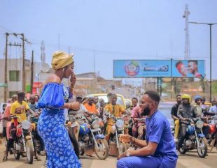 Man Proposes To His Girlfriend In The Middle Of The Road In Ibadan (Video)