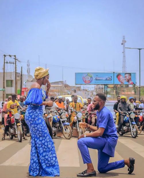 Man Proposes To His Girlfriend In The Middle Of The Road In Ibadan (Video)