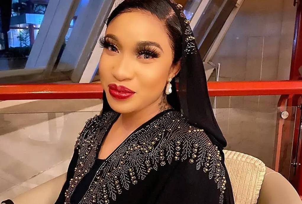 Tonto Dikeh drops photo of VeryDarkman at the police station