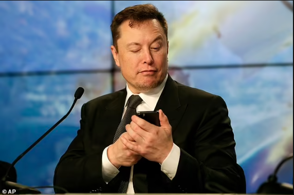 Elon Musk threatens to pull the plug on the Twitter deal