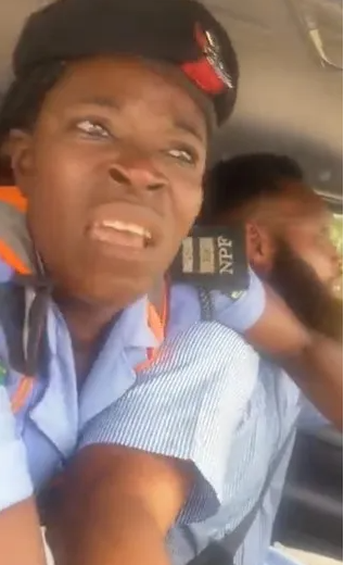 A policewoman captured crying out for help as a driver zoomed off with her in his car (Video)