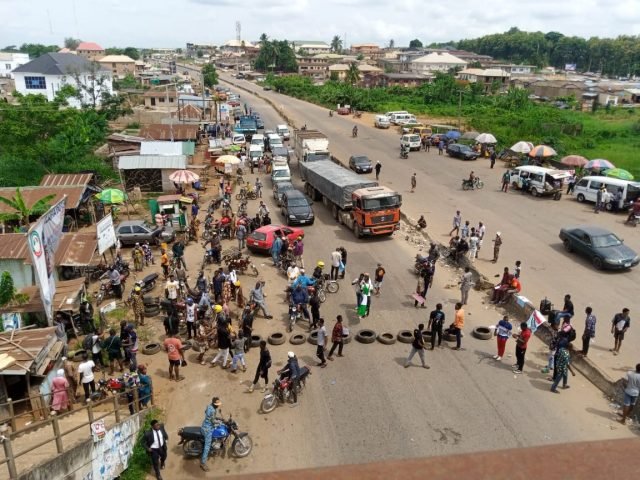 ASUU Strike: Protesting OAU Students Block Ife-Ibadan Road (Photos)