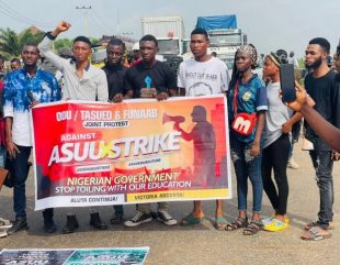 ASUU Strike: Ogun University Students Shut Down Benin-Ore Expressway