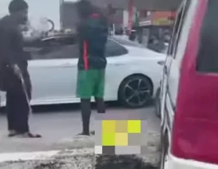 Young man flogs commercial bus driver for bashing luxurious car in Lekki (VIDEO)