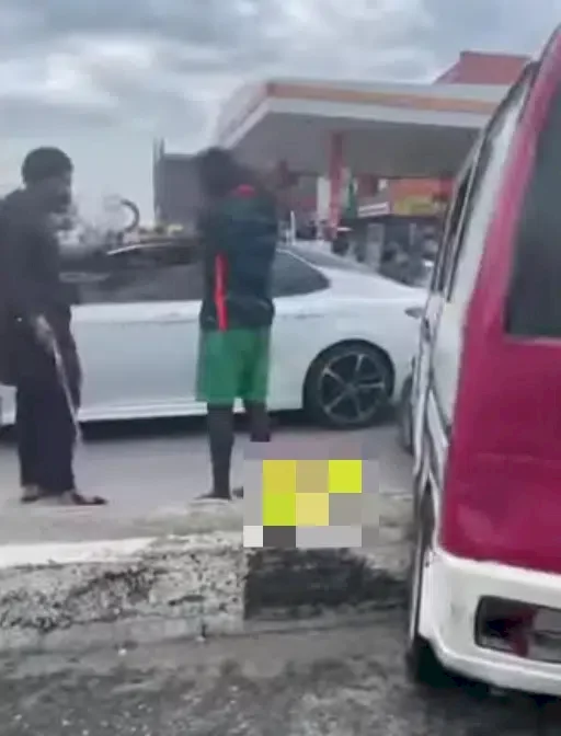 Young man flogs commercial bus driver for bashing luxurious car in Lekki (VIDEO)