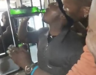 After downing a 35 percent spirit bottle in two minutes in an effort to win £10, a man passes away (Video)