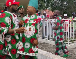 Davido oversees a prayer session at his uncle’s political rally in Osun (Video)