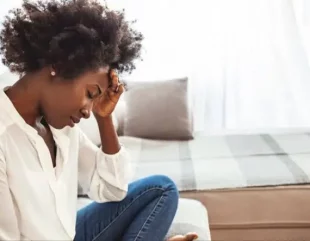 “Can’t there be a faithful man on this earth?” – Married woman laments after catching boyfriend she pays rent for cheating