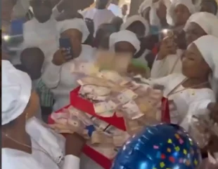 <strong>Benin Big Girls Storm Church, Surprise Spiritual Mother With Money Cakes And Boxes (Video)</strong>