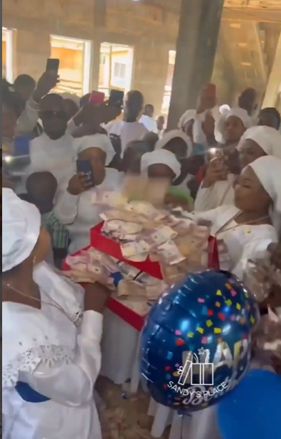 <strong>Benin Big Girls Storm Church, Surprise Spiritual Mother With Money Cakes And Boxes (Video)</strong>