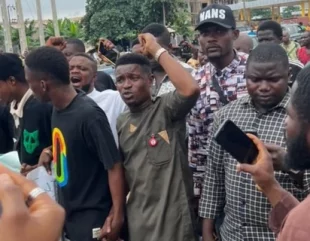 ASUU STRIKE: Travellers stranded as protesting students block Lagos-Ibadan Expressway
