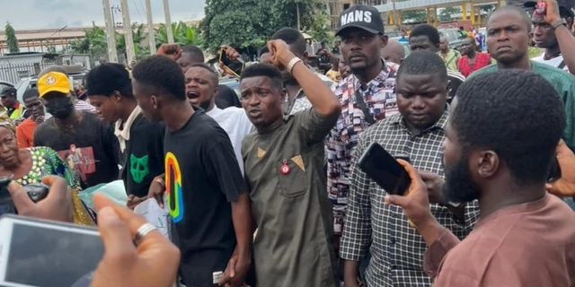 Students storm Lagos-Ibadan Expressway to protest the undoing ASUU strike