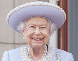 <strong>Tension In UK As Doctors Place Queen Elizabeth Under Close Medical Supervision</strong>