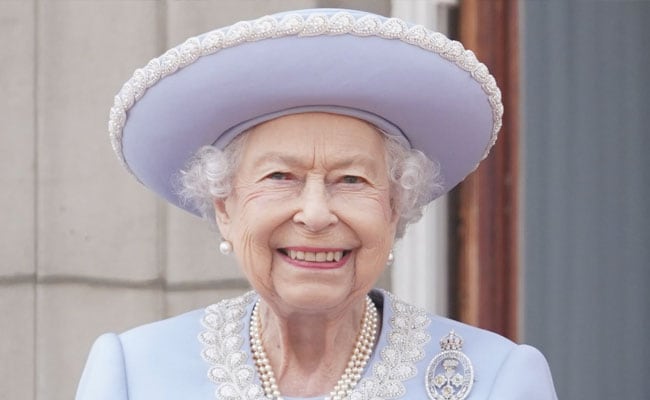 <strong>BREAKING: Queen Elizabeth II Dies At 96</strong>