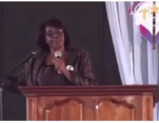 “When two oversabi people meet” – Reactions as clergywoman clashes with choir mistress during worship session (Video)