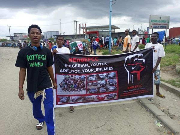 Youths in Warri stage protest against EFCC (video)