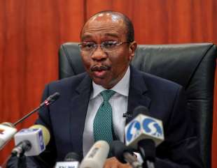 Emefiele bows to pressure, says commercial banks will accept old notes after February 10