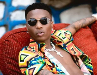 “He wan break him back?!” – Fans react as Wizkid’s friend gives him WWE-Style takedown (Video)