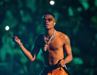 Fans Engage in Intense Battle for Wizkid’s Shirt at UK Concert – Watch Video