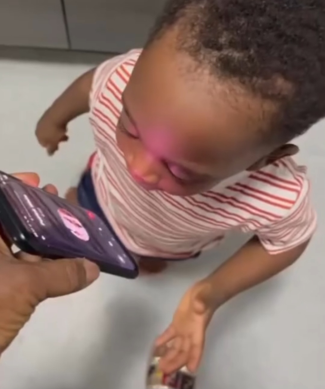 Heartwarming Moment: Toddler’s Phone Conversation with Dad Melts Hearts