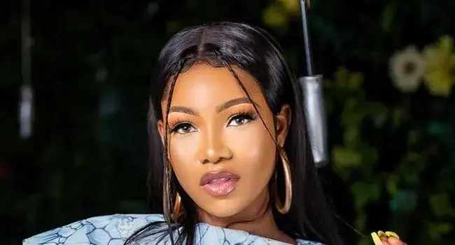 Tacha Skillfully Removes Guy’s Hand After He Holds Her Waist for a Photo