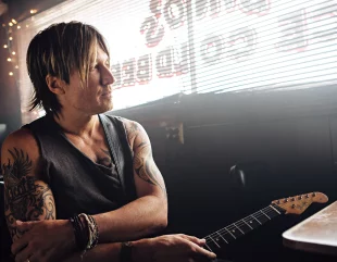 Keith Urban’s Biography – From Early Life to Musical Triumphs, Family, and Net Worth”