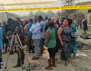 Ibadan Residents Gather at the Scene Of Explosion (Photos)