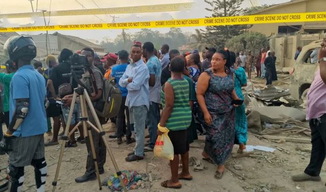 Ibadan Residents Gather at the Scene Of Explosion (Photos)