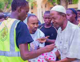 Nigerian Man Travels 9.5km Daily to Get Free Food for His 9 Children to Break Ramadan Fast