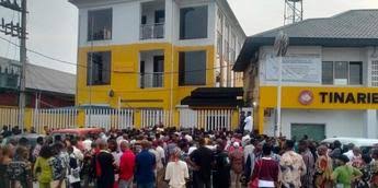 Angry Nigerians storm MTN outlets nationwide to protest over sim blockage